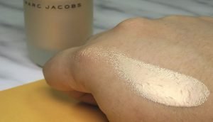 marc jacobs beauty Dew Drops Coconut Gel Highlighter líquido dew you iluminador 3