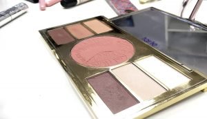 Neceser ideal de maquillaje neceser de maquillaje para principiantes productos en minitallas maquillaje paleta de sombras tarte